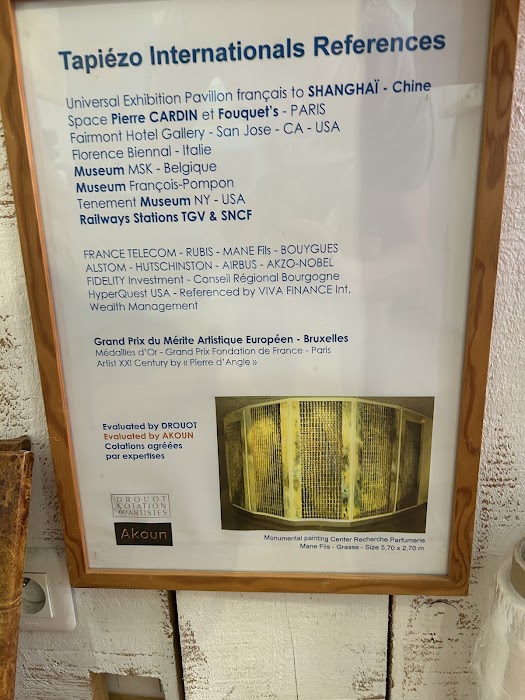 Exposition immersive de peintures en relief