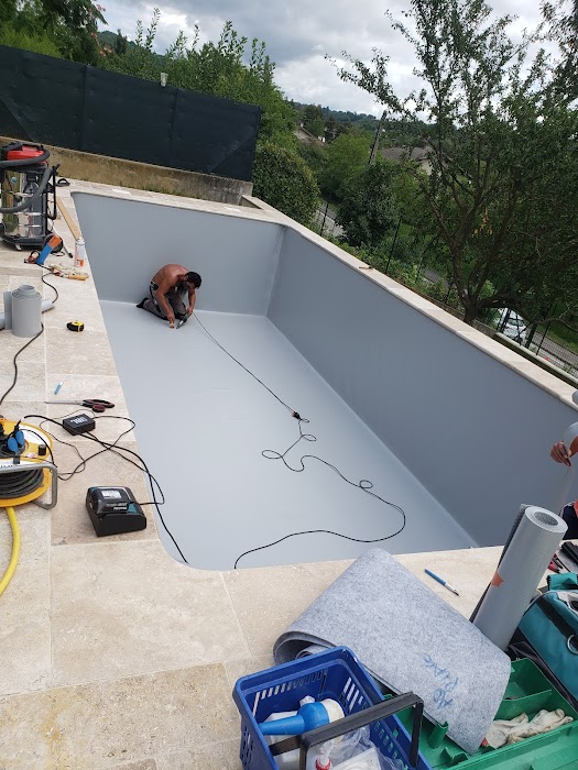 Pose de PVC armé pour une piscine familiale