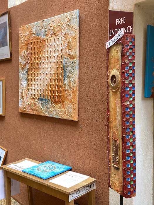Exposition des œuvres en pigments d'ocre - Photo 2