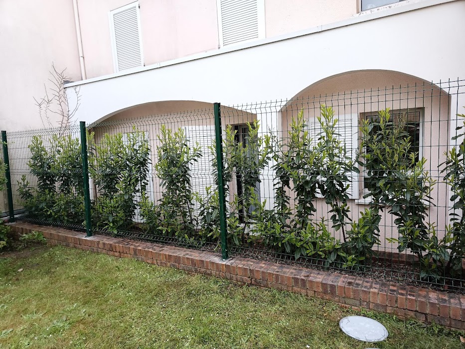 Installation de clôture grillagée